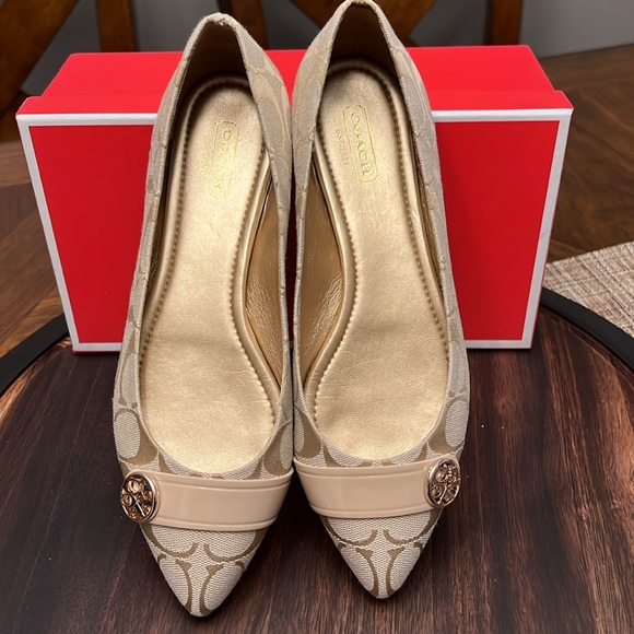 EUC - Preloved Coach Onida Flats, Size 7M US. - Picture 3 of 16